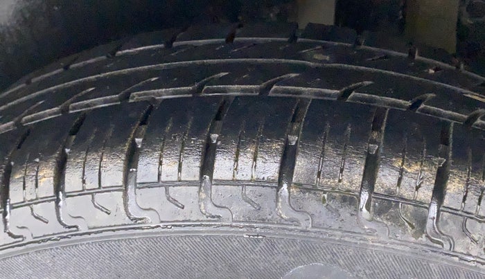 2017 Maruti Swift LXI (O), Petrol, Manual, 43,232 km, Left Rear Tyre Tread