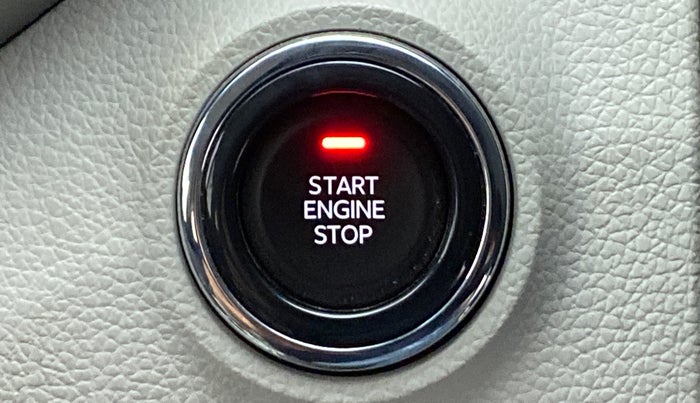 2021 Mahindra XUV 3OO W8 PETROL MT, Petrol, Manual, 10,938 km, Keyless Start/ Stop Button