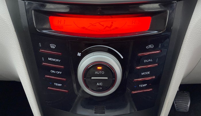 2021 Mahindra XUV 3OO W8 PETROL MT, Petrol, Manual, 10,938 km, Automatic Climate Control