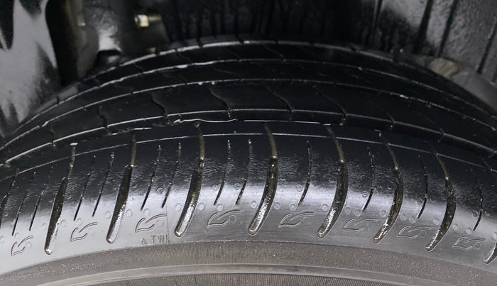 2021 Mahindra XUV300 W8 PETROL MT, Petrol, Manual, 10,938 km, Left Rear Tyre Tread