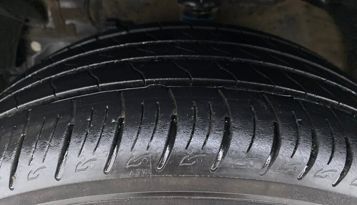 2021 Mahindra XUV300 W8 PETROL MT, Petrol, Manual, 10,938 km, Left Front Tyre Tread