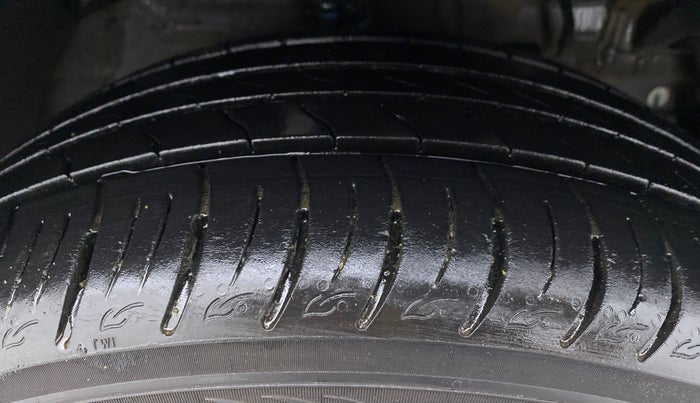 2021 Mahindra XUV300 W8 PETROL MT, Petrol, Manual, 10,938 km, Right Front Tyre Tread