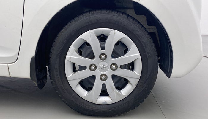 2017 Hyundai Eon MAGNA PLUS, Petrol, Manual, 23,855 km, Right Front Wheel
