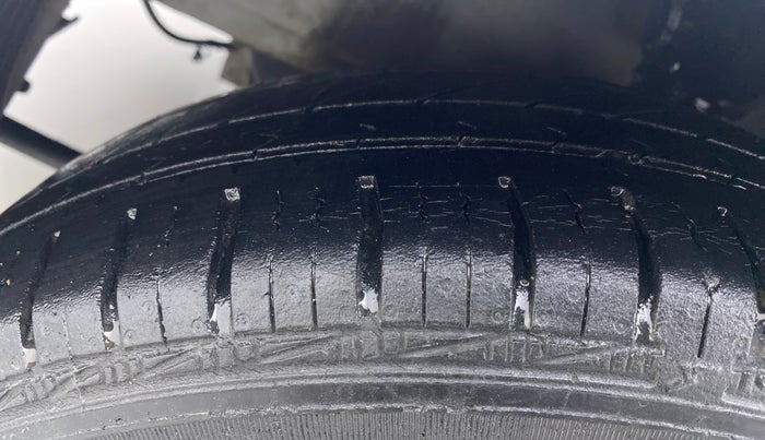 2017 Hyundai Eon MAGNA PLUS, Petrol, Manual, 23,855 km, Left Front Tyre Tread