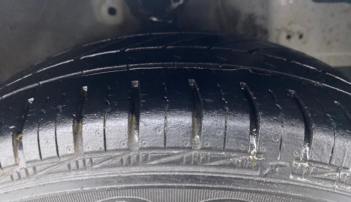 2017 Hyundai Eon MAGNA PLUS, Petrol, Manual, 23,855 km, Right Front Tyre Tread