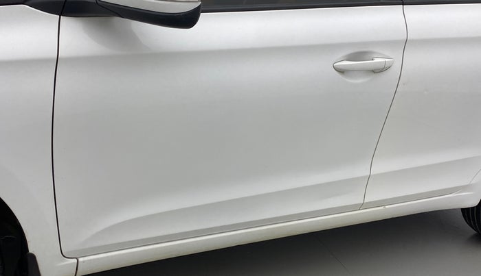 2017 Hyundai Elite i20 ASTA 1.2 DUAL TONE, Petrol, Manual, 37,696 km, Front passenger door - Minor scratches