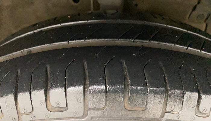 2015 Maruti Swift VXI, Petrol, Manual, 85,182 km, Right Front Tyre Tread