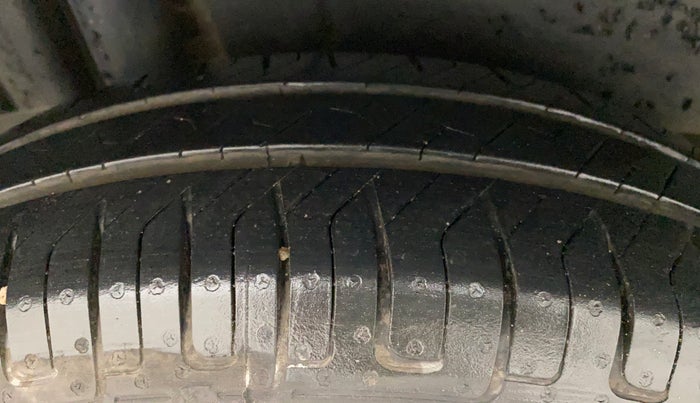 2015 Maruti Swift VXI, Petrol, Manual, 85,182 km, Right Rear Tyre Tread