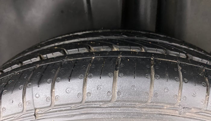 2018 Maruti Ciaz DELTA 1.5 SHVS MT PETROL, Petrol, Manual, 64,764 km, Left Rear Tyre Tread