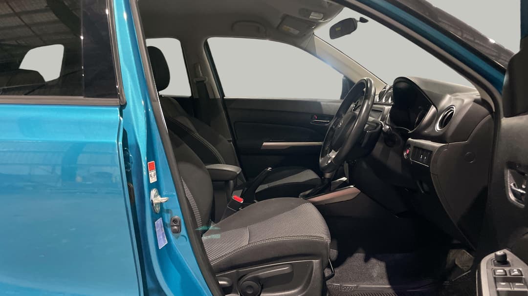 2022 Suzuki Vitara 1.6l, Automatic, 53880 km, Right Side Front Door Cabin View