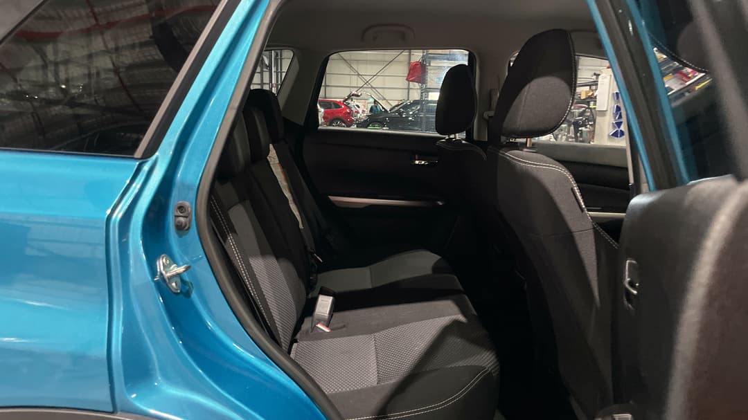 2022 Suzuki Vitara 1.6l, Automatic, 53880 km, Right Side Rear Door Cabin View