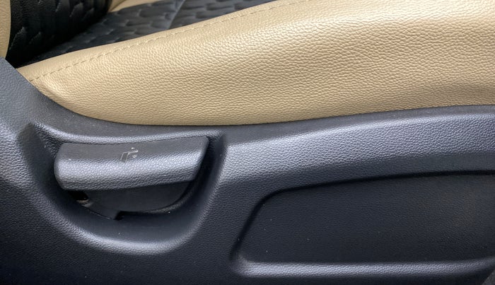 2019 Hyundai Elite i20 MAGNA+ VTVT, Petrol, Manual, 21,335 km, Driver Side Adjustment Panel