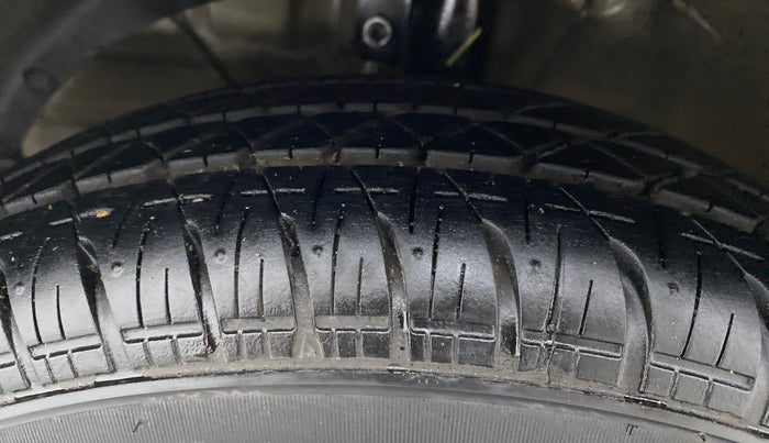 2018 Maruti Dzire VDI, Diesel, Manual, 97,339 km, Left Front Tyre Tread