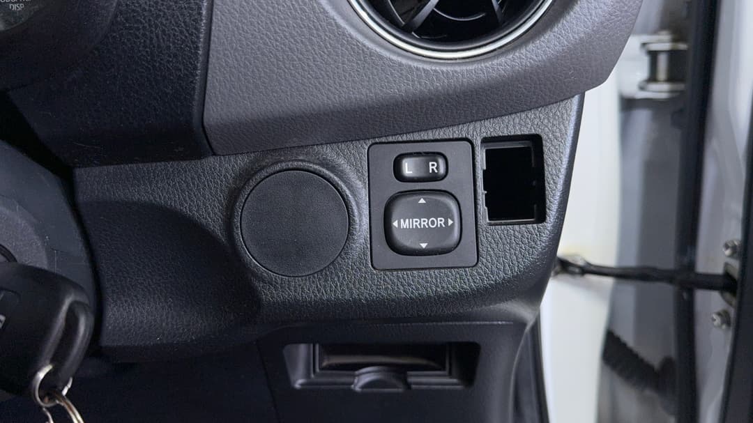 2015 Toyota Yaris Ascent, Automatic, 78729 km, Utility Switches/Buttons