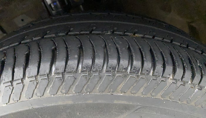 2015 Maruti Swift VXI, Petrol, Manual, 41,652 km, Left Front Tyre Tread