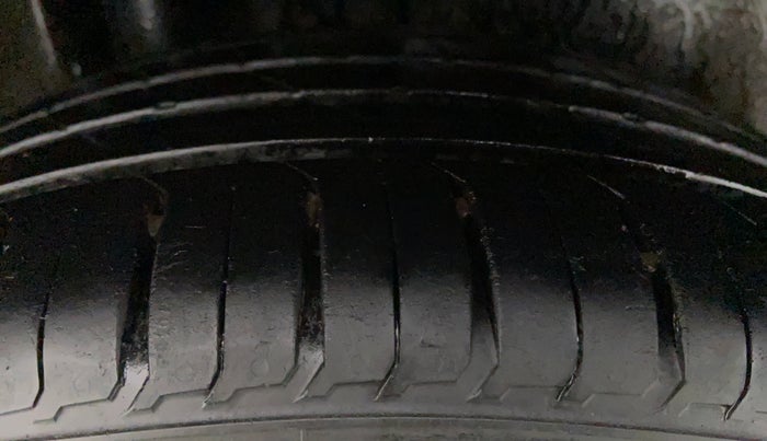 2015 Maruti Ciaz ZDI+, Diesel, Manual, 1,04,013 km, Right Rear Tyre Tread