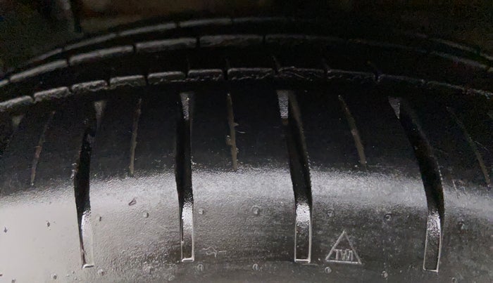 2015 Maruti Ciaz ZDI+, Diesel, Manual, 1,04,013 km, Left Front Tyre Tread