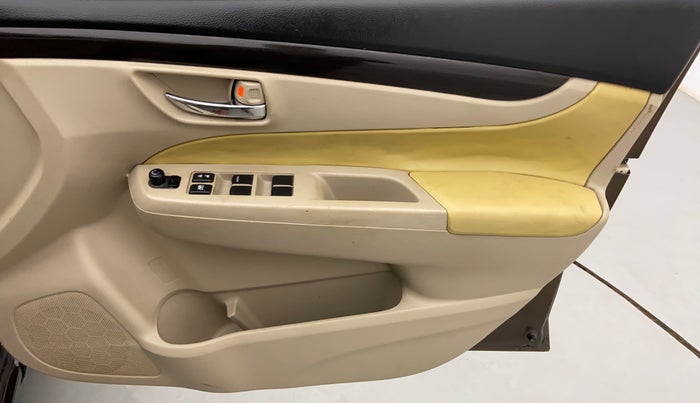 2015 Maruti Ciaz ZDI+, Diesel, Manual, 1,04,013 km, Driver Side Door Panels Control