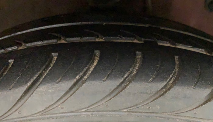 2012 Hyundai Eon MAGNA, Petrol, Manual, 1,10,149 km, Right Front Tyre Tread