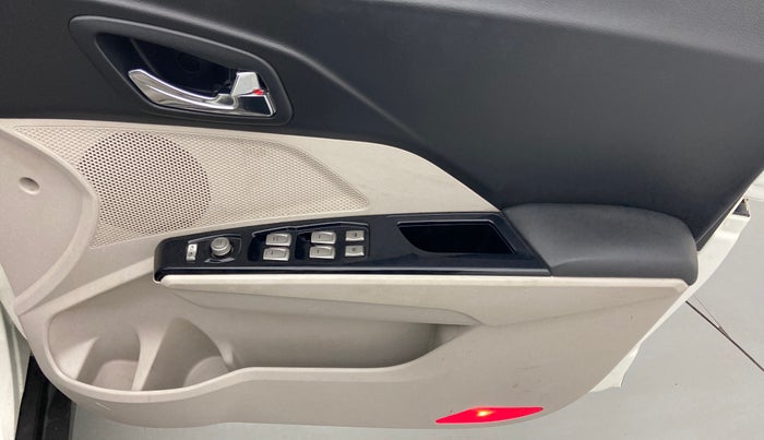 2019 Mahindra XUV300 W8(O), Diesel, Manual, 88,746 km, Driver Side Door Panels Control