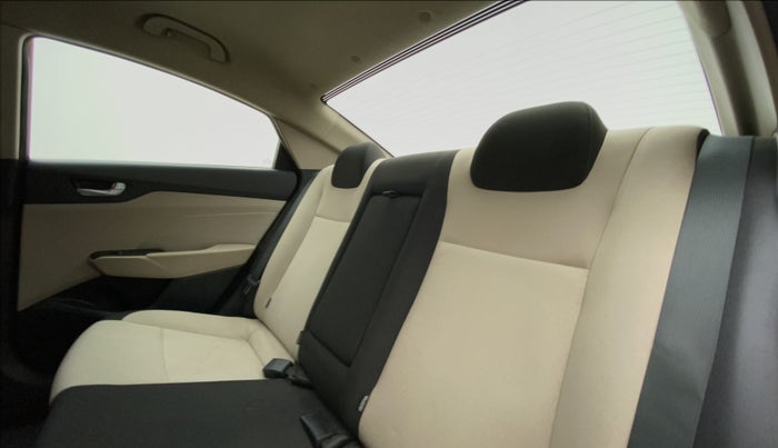2017 Hyundai Verna 1.6 SX VTVT, Petrol, Manual, 25,935 km, Right Side Rear Door Cabin
