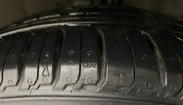 2021 Hyundai AURA SX 1.2 (O), Petrol, Manual, 15,610 km, Right Front Tyre Tread