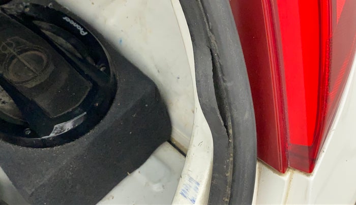 2014 Hyundai Eon ERA +, Petrol, Manual, 75,892 km, Dicky (Boot door) - Weather strip has minor damage