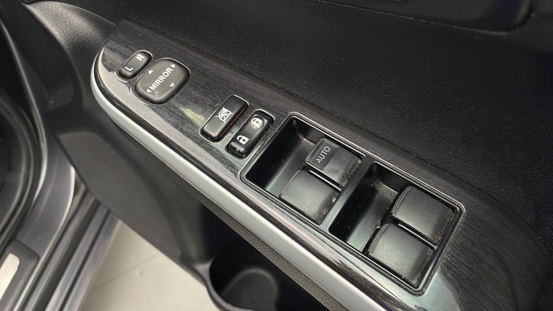 2016 Toyota Camry Atara Sl, Automatic, 85987 km, Drivers Side Door Panel Controls