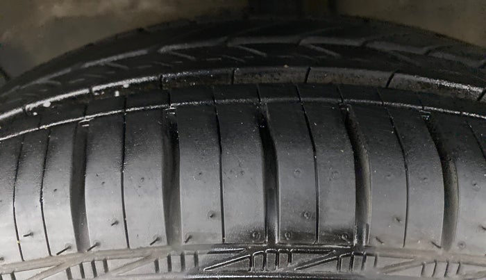 2010 Maruti Ritz VXI, Petrol, Manual, 31,748 km, Left Front Tyre Tread