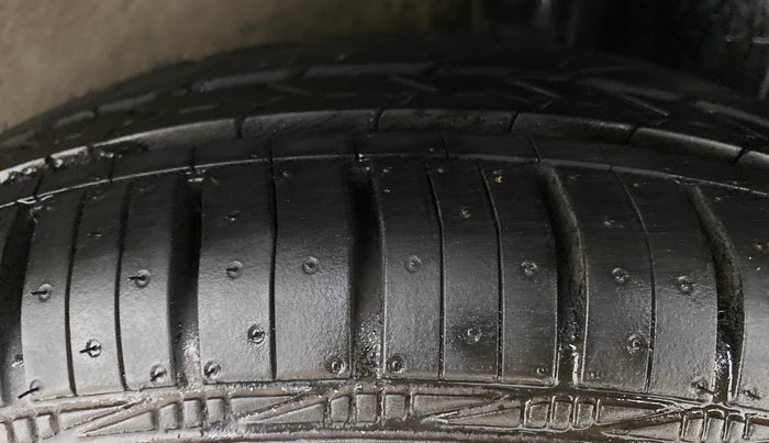 2010 Maruti Ritz VXI, Petrol, Manual, 31,748 km, Left Rear Tyre Tread