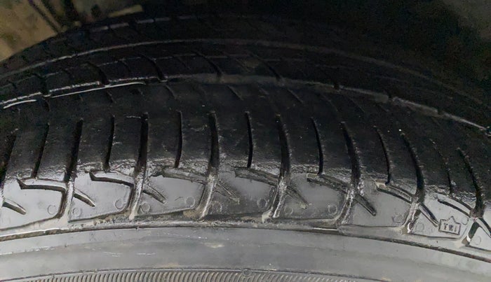 2017 Volkswagen Ameo HIGHLINE1.2L, Petrol, Manual, 23,835 km, Left Front Tyre Tread
