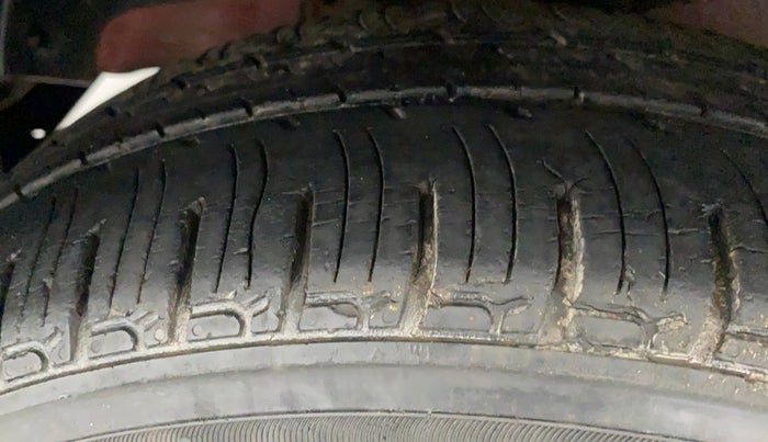 2017 Mahindra KUV 100 NXT K4+ 6S, Petrol, Manual, 20,536 km, Left Front Tyre Tread
