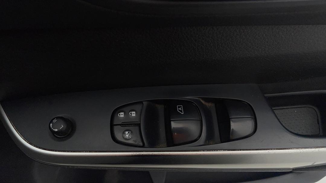 2016 Nissan Navara St (4x4), Automatic, 144494 km, Drivers Side Door Panel Controls