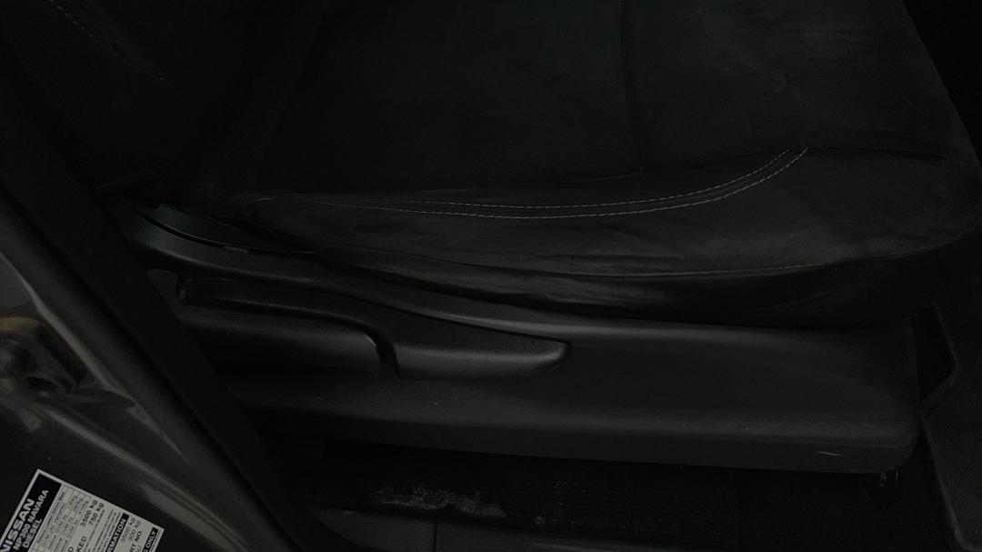 2016 Nissan Navara St (4x4), Automatic, 144494 km, Drivers Side Adjustment Panel