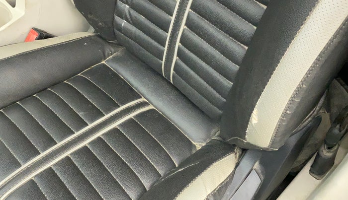 2020 Mahindra XUV300 W4 1.2 PETROL, Petrol, Manual, 43,684 km, Front left seat (passenger seat) - Cover slightly torn