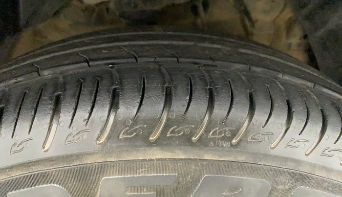 2020 Mahindra XUV300 W4 1.2 PETROL, Petrol, Manual, 43,684 km, Right Front Tyre Tread