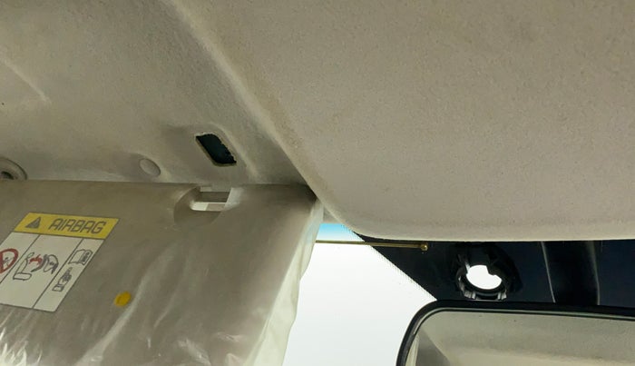 2020 Mahindra XUV300 W4 1.2 PETROL, Petrol, Manual, 43,684 km, Ceiling - Sun visor minor damage