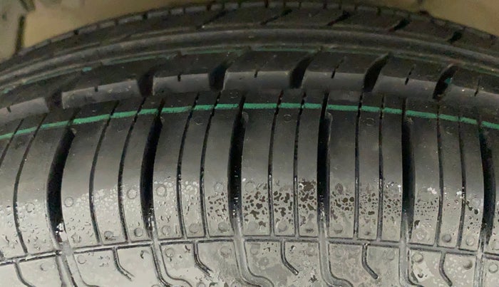 2016 Maruti Swift VXI, CNG, Manual, 68,389 km, Left Front Tyre Tread