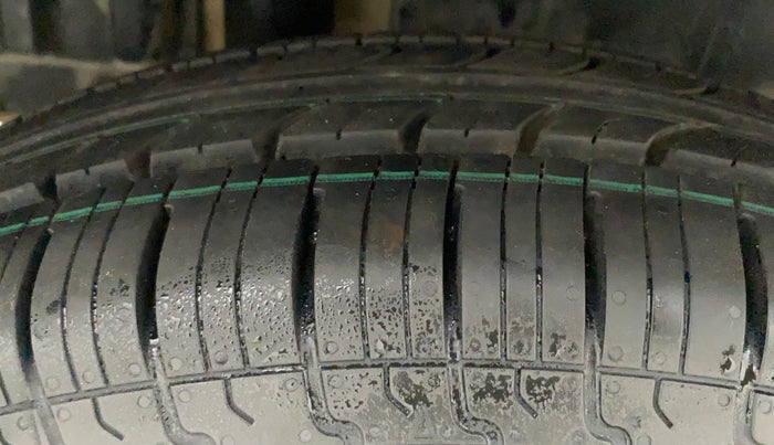 2016 Maruti Swift VXI, CNG, Manual, 68,389 km, Right Rear Tyre Tread