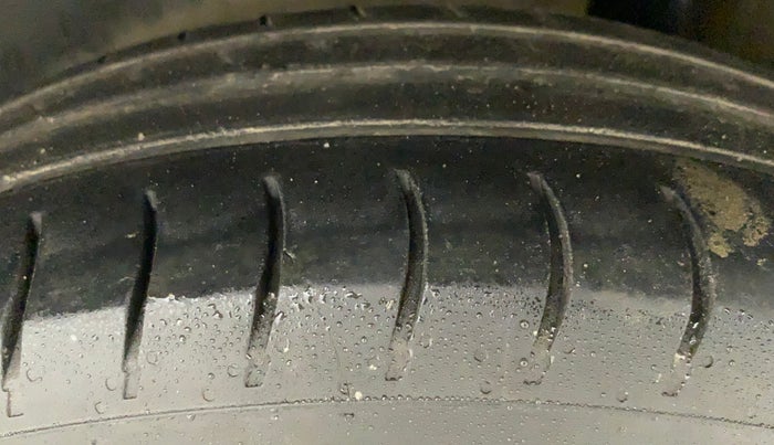 2016 Maruti Swift VXI, CNG, Manual, 68,389 km, Left Rear Tyre Tread