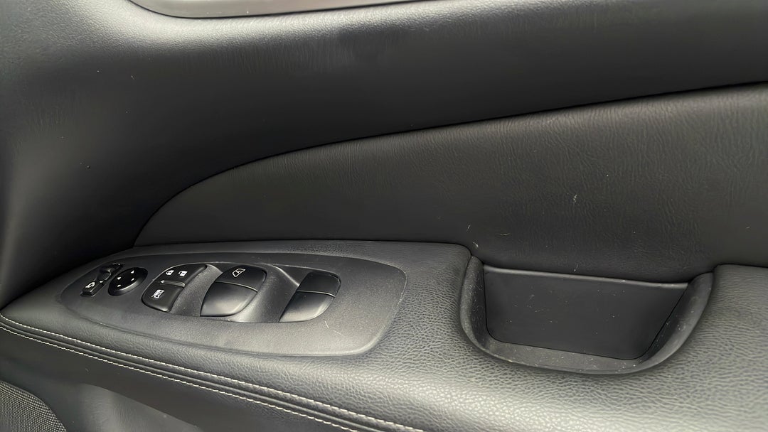 2019 Nissan Pathfinder St (4x2), Automatic, 52549 km, Drivers Side Door Panel Controls