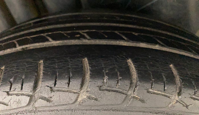 2014 Maruti Swift ZXI, Petrol, Manual, 58,186 km, Right Rear Tyre Tread