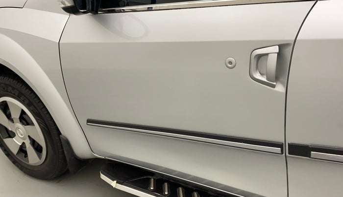 2018 Mahindra XUV500 W5, Diesel, Manual, 92,141 km, Front passenger door - Paint has faded