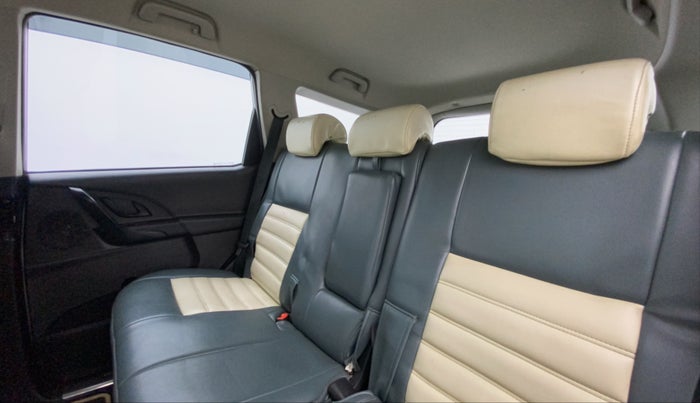 2018 Mahindra XUV500 W5, Diesel, Manual, 92,141 km, Right Side Rear Door Cabin