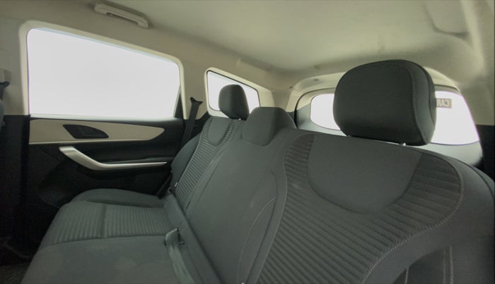 2023 Mahindra XUV700 MX P MT 5 STR, Petrol, Manual, 10,703 km, Right Side Rear Door Cabin