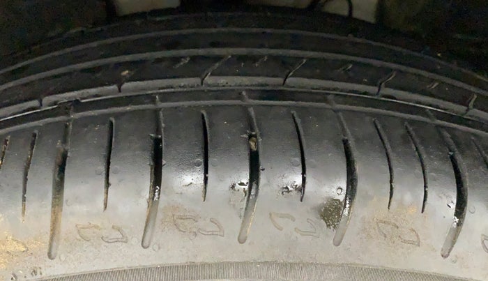 2023 Mahindra XUV700 MX P MT 5 STR, Petrol, Manual, 10,703 km, Left Front Tyre Tread