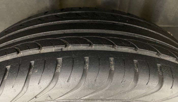 2016 Volkswagen Vento HIGHLINE 1.2 TSI AT, Petrol, Automatic, 27,783 km, Left Rear Tyre Tread