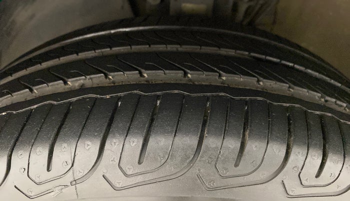 2016 Volkswagen Vento HIGHLINE 1.2 TSI AT, Petrol, Automatic, 27,783 km, Left Front Tyre Tread