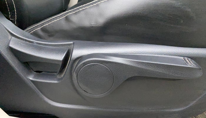 2019 Mahindra XUV300 W8 1.5 DIESEL, Diesel, Manual, 22,533 km, Driver Side Adjustment Panel