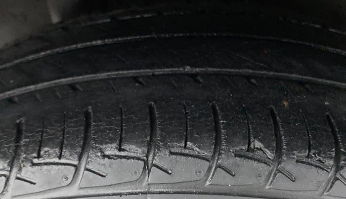 2015 Honda Amaze 1.2 SMT I VTEC, Petrol, Manual, 49,236 km, Right Rear Tyre Tread